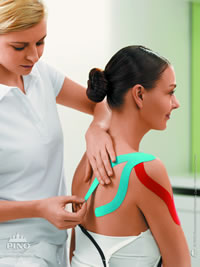 Kinesiotaping mobilisiert die Selbstheilungskräfte des Körpers, z.B. bei Verspannungen